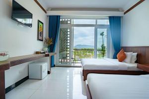 贡布Kampot View Boutique的酒店客房设有两张床和一个阳台。