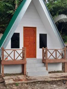 刁曼岛Dumba Bay Tioman的白色的房子,有红色的门和门廊