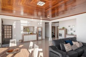 蓬他达维托亚Casa Coelho的带沙发和木制天花板的客厅