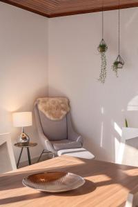 蓬他达维托亚Casa Coelho的客厅配有椅子和桌子