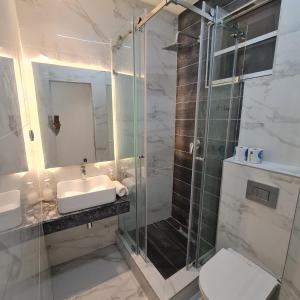 马普托White Garden Hotel的带淋浴、盥洗盆和卫生间的浴室