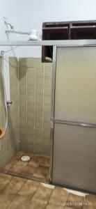 乌巴图巴Casa prática e completa próxima de tudo的浴室里设有玻璃门淋浴