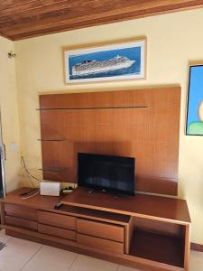 布希奥斯Apartamento Buziano的客厅设有木墙,配有平面电视。