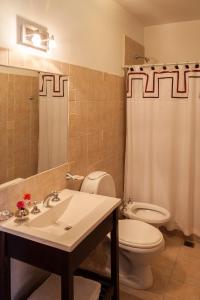 卡法亚特Casa del Sol Cafayate的一间带水槽、卫生间和镜子的浴室
