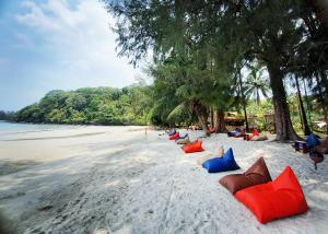 库德岛Koh Kood Club的沙滩上一排色彩缤纷的沙滩椅