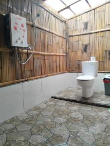 GitgitWanagiri Campsite的一间带卫生间和淋浴的浴室