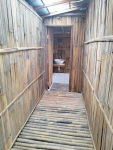 GitgitWanagiri Campsite的一间带水槽和木墙的浴室