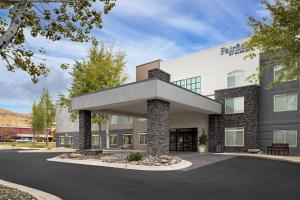 米苏拉Fairfield Inn & Suites by Marriott Missoula Airport的建筑物前部的 ⁇ 染