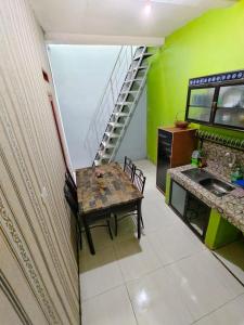 TanjungkarangFifa Homestay & Villa 2BR的一个带桌子和楼梯的小厨房