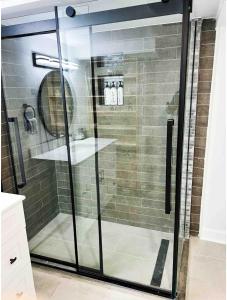 渥太华Home Advantage的浴室里设有玻璃门淋浴