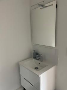 圣纳泽尔Studio 303 - Hyper Centre - Intégralement rénové - Toutes commodités à pied的白色的浴室设有水槽和镜子