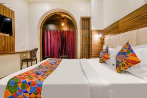 孟买FabExpress Abad Inn的卧室配有一张白色大床