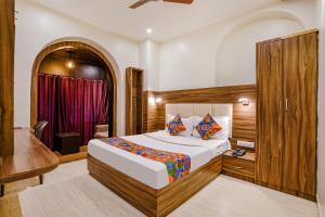 孟买FabExpress Abad Inn的一间卧室配有一张特大号床。
