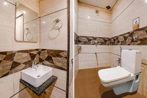 孟买FabExpress Abad Inn的一间带卫生间和水槽的浴室
