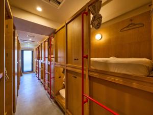 东京Hotel Plus Hostel TOKYO ASAKUSA 2的火车厢的一排双层床