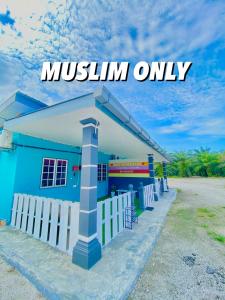 Kampong Tanjong KarangAISY HOMESTAY - Rumah 4,5的蓝色的建筑,上面有只读博物馆的标志