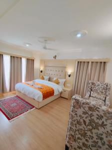 列城Sangaylay palace的一间大卧室,配有一张床和一把椅子