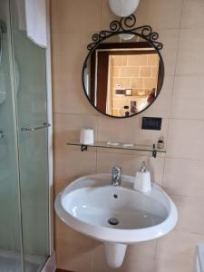 卡斯特拉纳格罗泰Il Piccolo Rifugio的一间带水槽和镜子的浴室