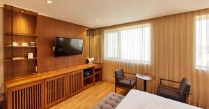首尔Hotel Uri&的客厅配有电视和桌椅
