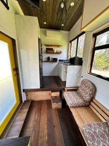 马拉库塔Ocean Breeze Tiny House - Ocean and Lake View的一间小房子,设有厨房和客厅