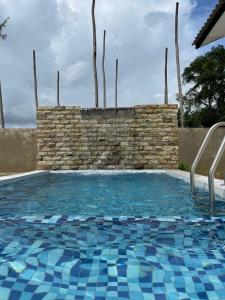 瓜拉丁加奴Lala Homestay 1的一座带石墙的大型游泳池