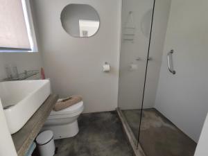 蒙塔古Roodekloof的一间带卫生间和玻璃淋浴间的浴室
