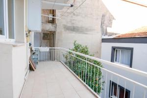 伊兹密尔Flat w Balcony 5 min to Metro and Coast in Izmir的带有白色栏杆的建筑的阳台