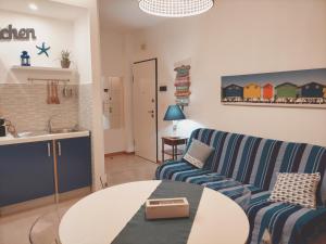 蒙特西尔瓦诺Stella Marina的客厅配有沙发和桌子