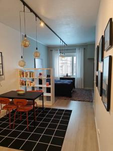 皮耶塔尔萨里Brooms - Newly renovated central studio apartment的客厅配有桌子和沙发