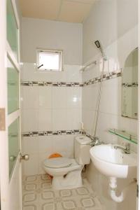 芽庄Lucky Home的白色的浴室设有卫生间和水槽。