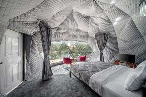 Ban Tha KhoiPran Riverside的一间卧室设有一张大床和一个大窗户