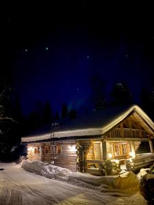阿卡斯洛姆波罗Hillankukka的小木屋,晚上有雪灯