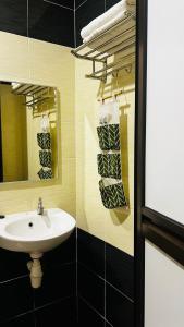 居銮SiN LiEN HOTEL的一间带水槽和镜子的浴室