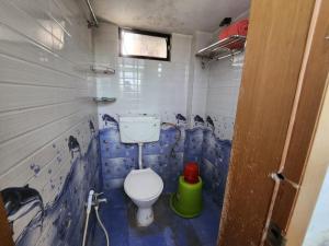海得拉巴SCK Home Stay的蓝色和白色的浴室设有卫生间