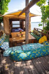 ShimoniFirefly Eco Retreat的甲板上的桌椅和帐篷