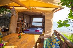 ShimoniFirefly Eco Retreat的海滨帐篷 - 带木桌