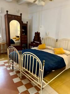 锡拉库扎Il Sipario Palazzo Accolla的一间卧室配有一张床和一面大镜子