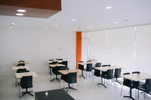 TagumCris Inn Tagum的一个配有桌椅的空教室