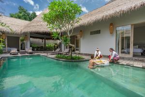 乌布Brand new Luxury 3BR villa Ethnic Ubud #3的一群人在度假村的游泳池里