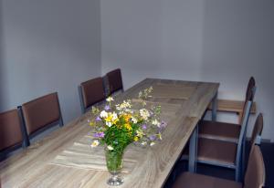 捷克布杰约维采Horská Chata U Vleku的一张木桌,上面有花瓶