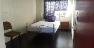 Asylum Cairns Share House客房内的一张或多张床位