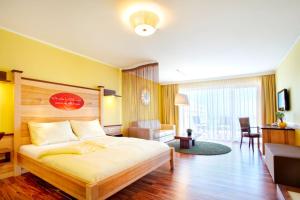 Sankt Agatha科赫尔利维塔酒店的酒店客房设有床和客厅。