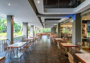 雅加达Oakwood Hotel & Apartments Taman Mini Jakarta的餐厅里一排桌椅