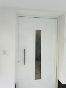 加埃塔Élite的一间房间内的白色门,窗户