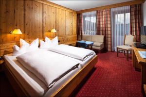 拉姆绍内特兹卡斯尔盖斯豪弗酒店的酒店客房设有一张大床和一张书桌。