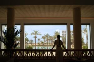 阿加迪尔The View Agadir的一位女士从建筑物的窗户望出去