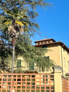 Case MalvaVilla Al Ponte的一座建筑前的棕榈树