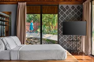琅勃拉邦The Namkhan的一间卧室设有一张床和一个大窗户
