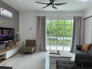 金宝Home Feel-Camellia Suites的带沙发和大窗户的客厅