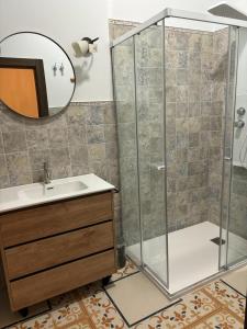 翁达拉Hotel 3* La Casona de las Flores的带淋浴、水槽和镜子的浴室